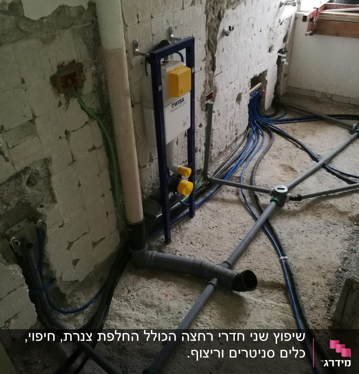 צנרת מים וביוב מותקנת בקיר חשוף במהלך שיפוץ